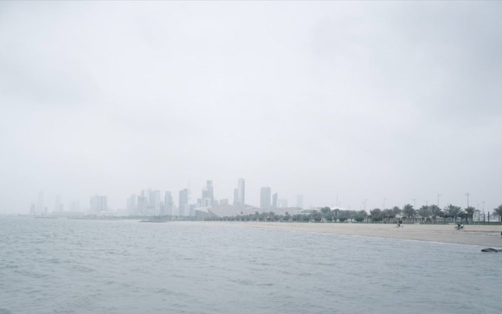 الأرصاد الجوية: فرص لأمطار رعدية متفرقة قد تكون غزيرة أحيانا خصوصا على المناطق الجنوبية والساحلية - توقعت استمرارها حتى الساعات الأولى من صباح غد الجمعة مع رياح تصل سرعتها إلى 60 كلم/ساعة #الكويت 