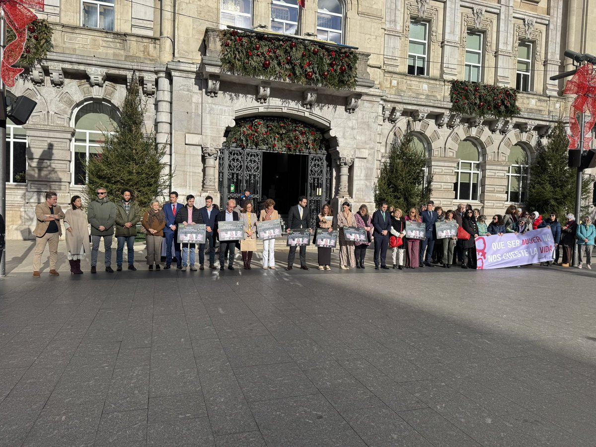 Guardamos un minuto de silencio por los asesinatos machistas que se han producido

Es triste ver una lista tan larga de mujeres con vidas arrancadas, a manos de los que decían quererlas, que siguen amparados por los discursos más retrógrados 

#NiUnaMenos