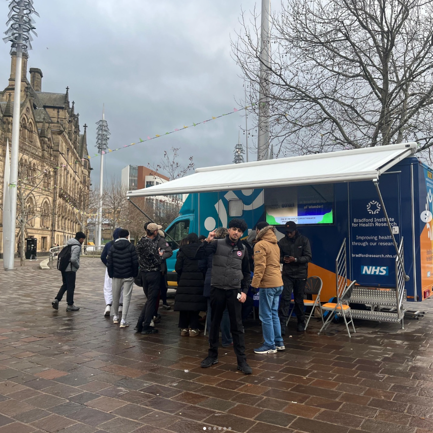 MRVinBradford's tweet image. Did you spot us in Bradford city centre yesterday?? 🚐✨@BiBresearch was out chatting with 18-year-olds and recruiting them to our BiB Online Hub. Thanks to everyone who stopped by!
