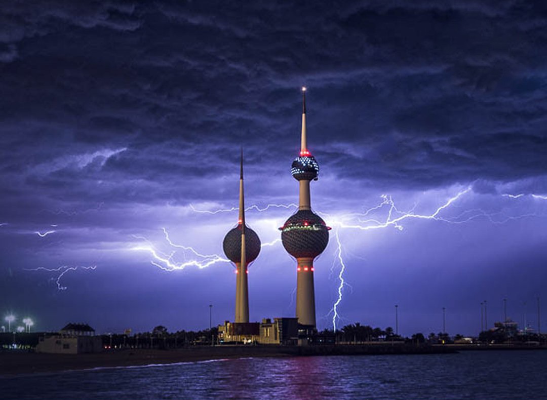 تنويه جوي | من المتوقع أن تتأثر البلاد بأمطار متفرقة قد تكون رعدية وغزيرة أحيانا خاصة على المناطق الجنوبية والساحلية مع انخفاض في الرؤية الأفقية على بعض المناطق مصحوبة بنشاط في الرياح الشمالية الغربية قد تصل سرعتها إلى أكثر من 60 كم/ساعة 