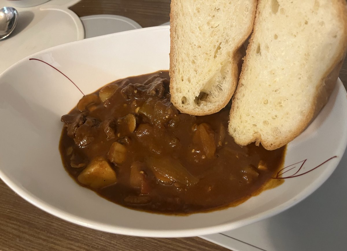 badspeeeed's tweet image. 牛タンのシチュー

ふるさと納税でゲットした牛タンでシチューを作りました🐮
赤ワイン、デミグラスソース、トマト缶を煮詰めてつくりました😃
コクを出すために、ウスターソース、チョコレートを加えています🍫
チョコ入れるとコクが出ますね！一気にレストランの味になりました
#おうちごはん