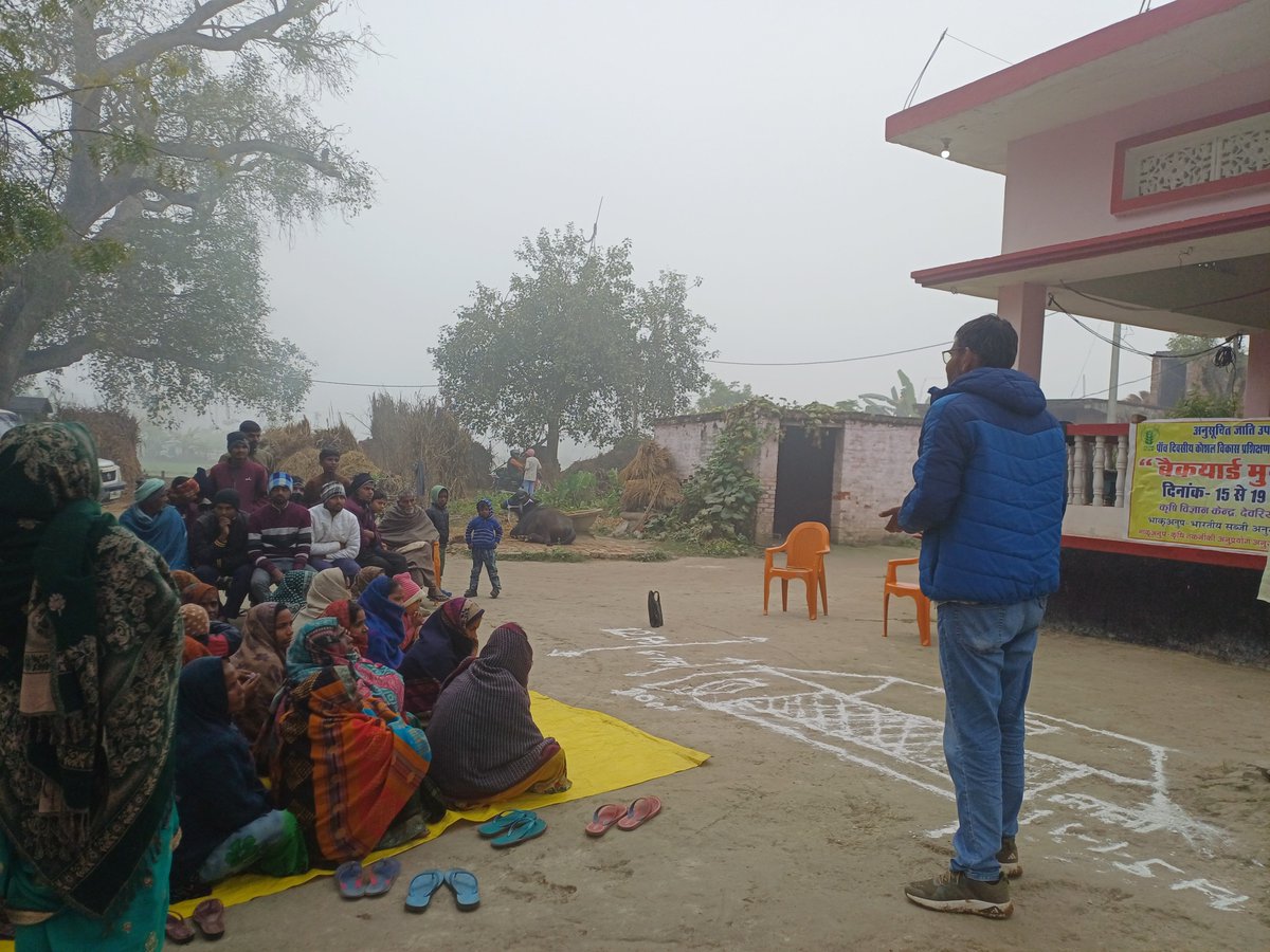 AnkurSharm44327's tweet photo. 5 days Training on "Backyard Poultry Farming" under SCSP program at Bankata Shambhu, Block : Bhatpar Rani (Deoria) 

Activities on 4th day of training program @IivrUp https://t.co/8fpI66Kc3Y