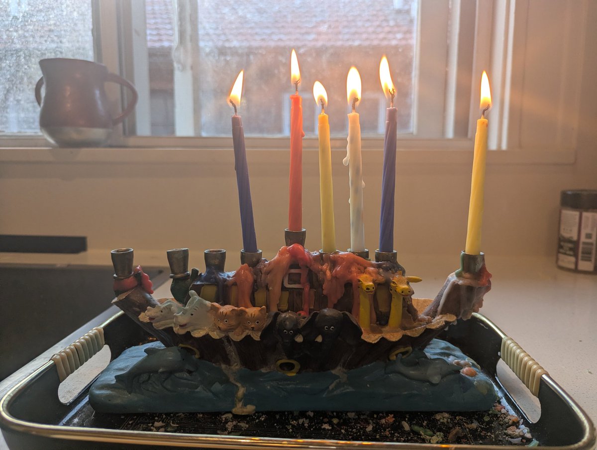 DanTheDev_'s tweet image. I went to the memorial at Bondi today. 
The last time I felt emotion like this was October 7 and 8. 

It feels like the world has shattered.
Sydney will never be the same.

Once again I ask you to stand with us and light a candle.