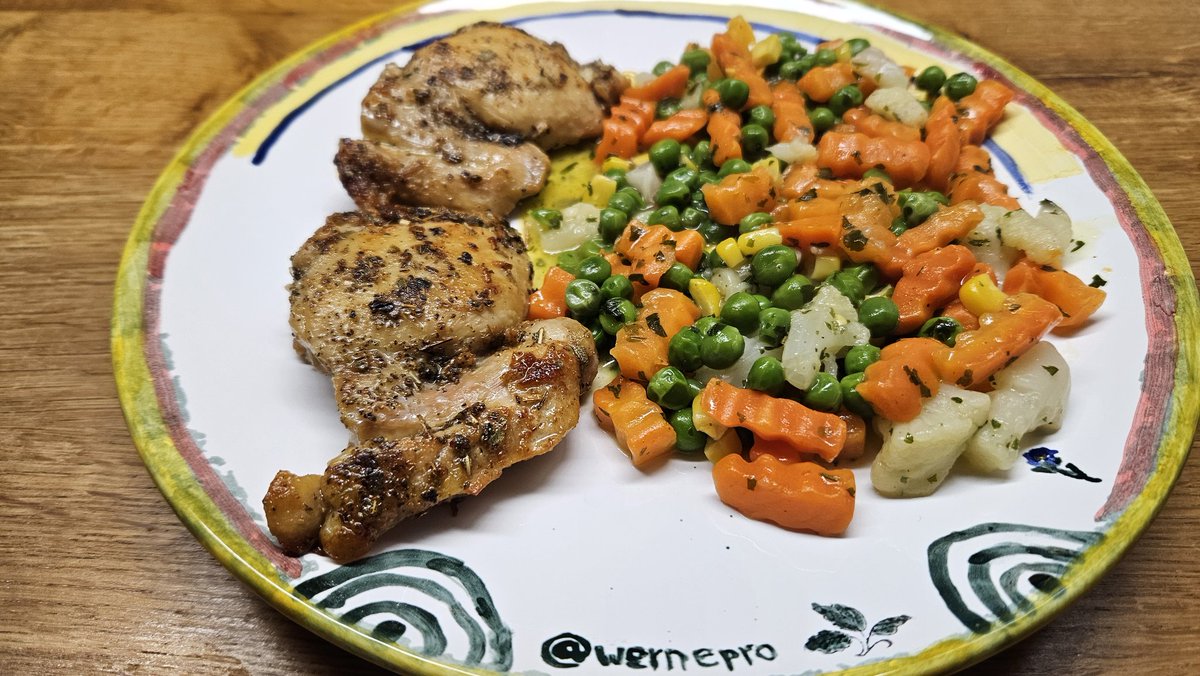 Buntes Gemüse. Mit Butter. Auch das Hendl wurde in Butter gebraten. Butter macht alles noch besser. Mahlzeit 😋