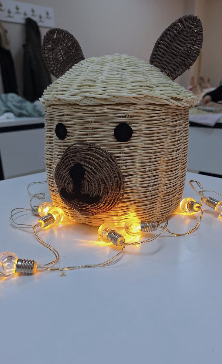 ÜSMEK | Üsküdar Sanat ve Meslek Eğitimi Kursu’nda bitkisel örücülük dersinde, geleneksel el sanatları modern yorumlarla buluşuyor. 🧺

Doğal malzemelerle hazırlanan bu özgün çalışmalar, üretmenin ve emeğin değerini yansıtıyor. ✨