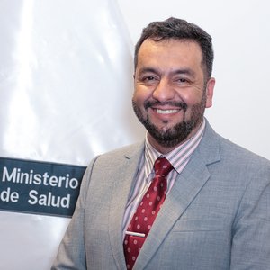 Leo el último editorial de <a href="/saludconlupa/">saludconlupa.com</a> con preocupación.
Para Henry Horna Pereira, jefe de Comunicaciones del <a href="/Minsa_Peru/">Ministerio de Salud</a>, solo están obligados a responder preguntas y dar entrevistas a medios de "su lista".
Cree que todos somos sobones como Willax o El Comercio. 
Él es Horna: