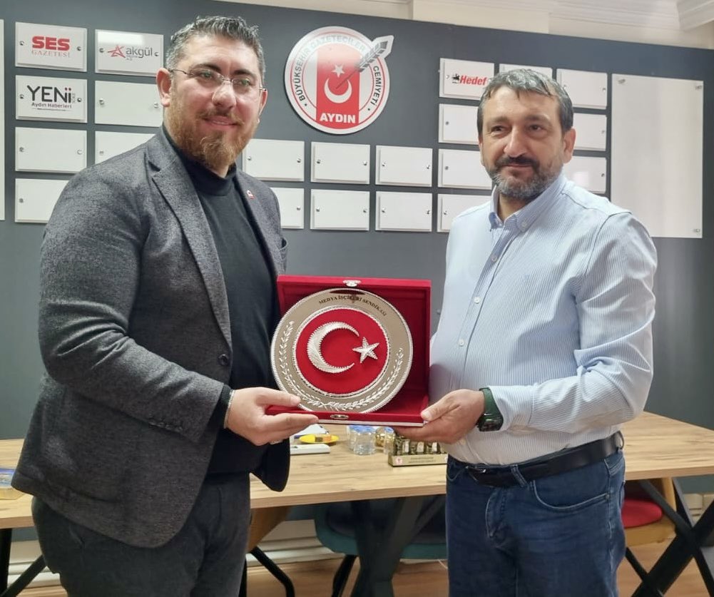 medyais's tweet photo. Genel Başkanımız Sezai Ballı ve Genel Başkan Yardımcımız Sefa Özdemir, Aydın Büyükşehir Gazeteciler Cemiyeti Başkanı Ümit Özmen’i ziyaret ederek gazetecilerin çalışma koşulları, sendikal örgütlenmenin önemi ve yerel basının karşı karşıya kaldığı sorunlar hakkında değerlendirmelerde bulundu. @umitozmen09