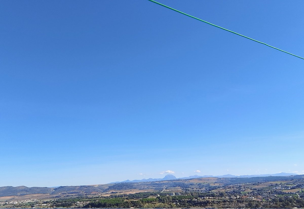 Un cielo celeste para este mediodía, disfrutarllo