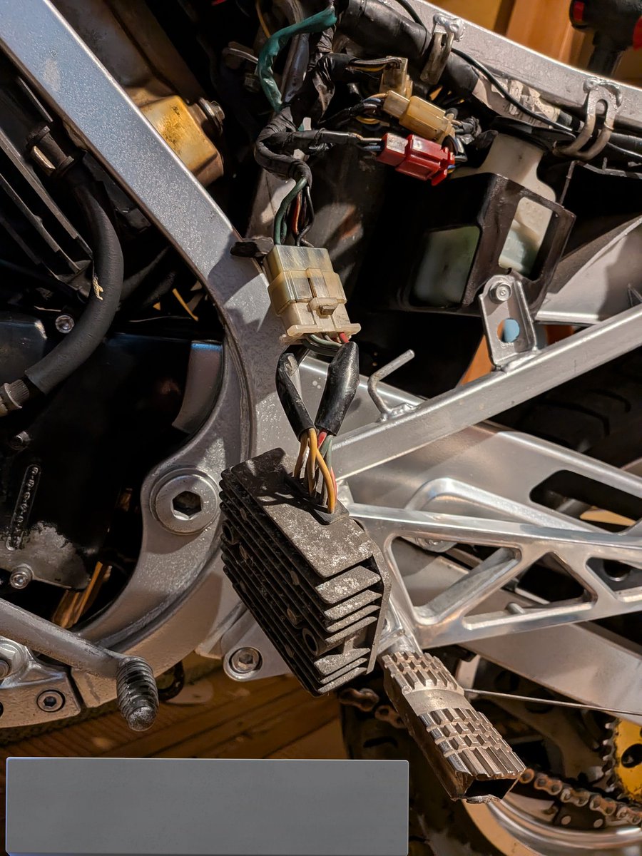 パイセンに貸してた レギュレーター戻って来たけどー、予備で買って