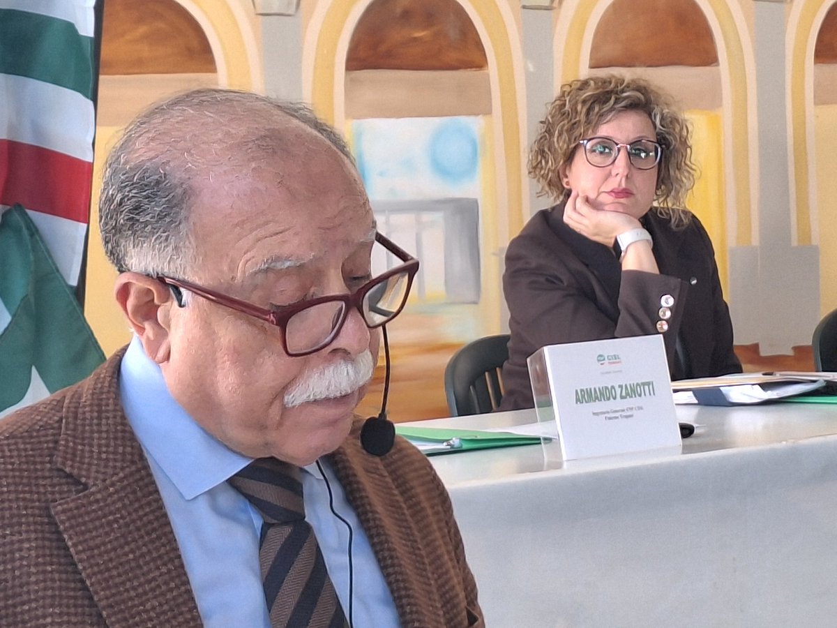 fnpcislpatp's tweet photo. #consigliogenerale
La relazione del segretario generale Armando Zanotti. "Attraverso il dialogo, chiediamo maggiori risorse per le pensioni minime e che vengano affrontati i temi della non autosufficienza, della poverta', del Fisco, le pensioni di garanzia per i giovani". https://t.co/4fbK9iT2EK