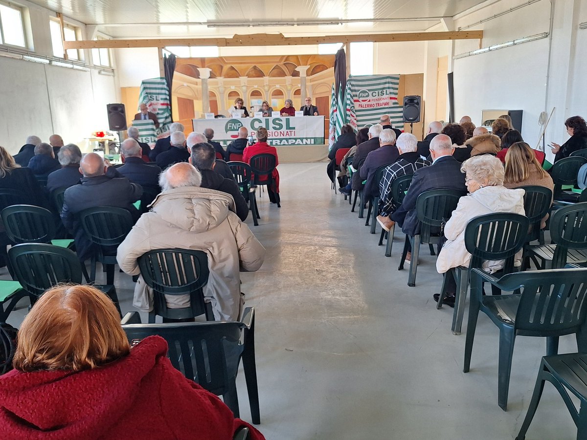 fnpcislpatp's tweet photo. #consigliogenerale
La relazione del segretario generale Armando Zanotti. "Attraverso il dialogo, chiediamo maggiori risorse per le pensioni minime e che vengano affrontati i temi della non autosufficienza, della poverta', del Fisco, le pensioni di garanzia per i giovani". https://t.co/4fbK9iT2EK