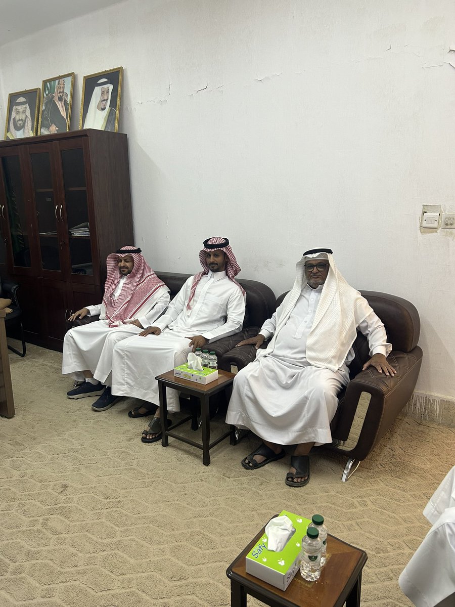 مجلس ادارة جمعية التنميةالأهلية الجديد يزور سعادة رئيس مركز الرايس حيث قام رئيس الجمعية الاستاذ / محمد عليان الصبحي بالتعريف بأعضاء المجلس وأوضح أهداف الجمعية التي تسعى إلى تحقيقها ثم ذكر نائب رئيس المجلس الاستاذ/ سامي ثامر المستادي البرامج التي تقدمها الجمعية لأبناء الرايس