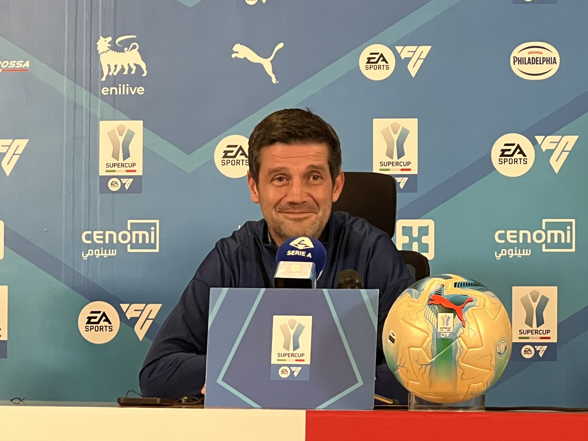 كريستيان كيفو مدرب فريق إنتر ميلان في المؤتمر الصحافي: -طلبت أن نصل اليوم للرياض خصوصاً أنني كنت أعلم أن الجو بارد في الرياض، لكن لم يكن هناك رحلات متاحة لذلك حضرنا قبل يومين من المباراة. #بولونيا_إنتر_ميلان 