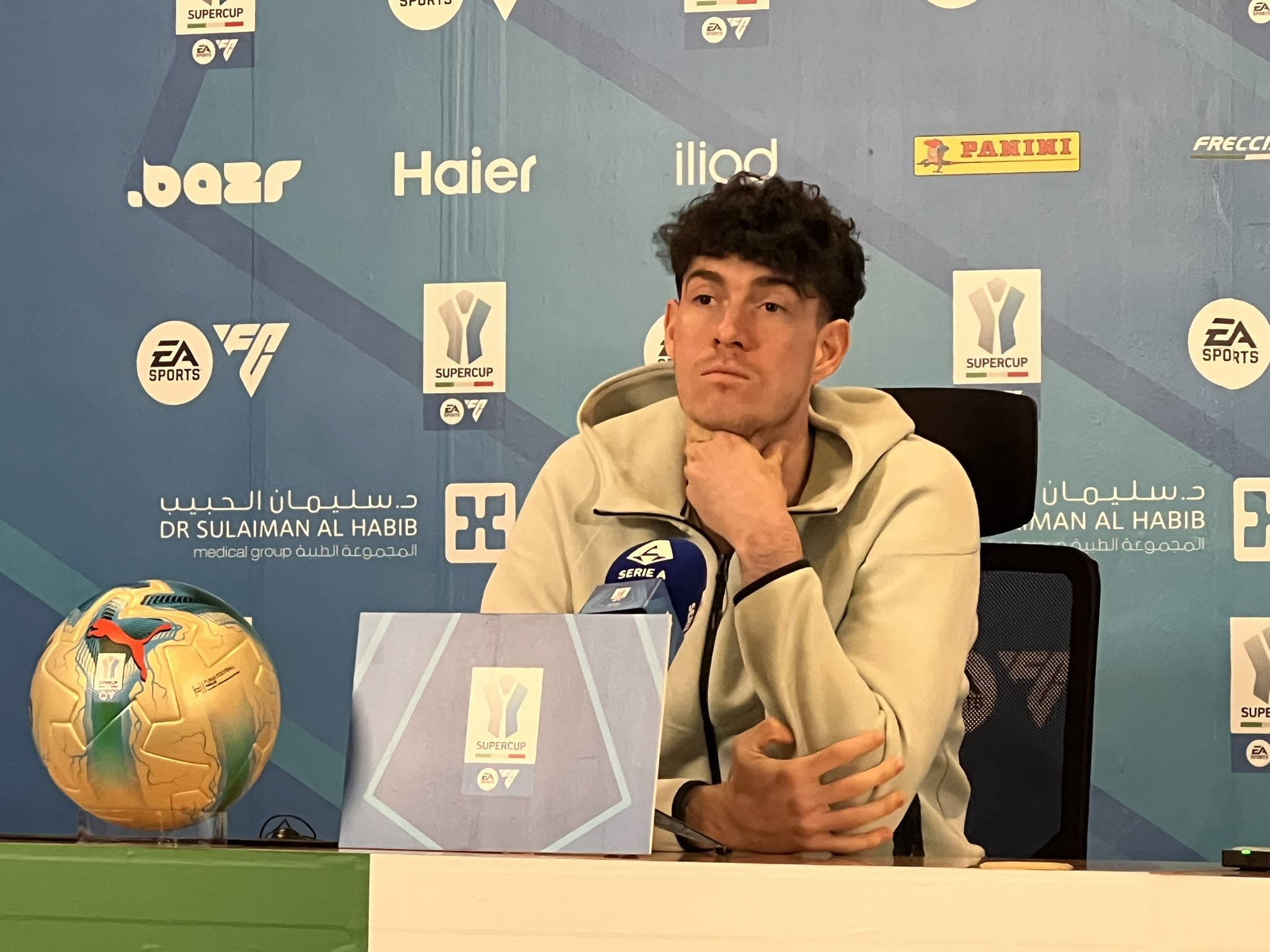 أليساندرو باستوني لاعب فريق إنتر ميلان في المؤتمر الصحافي: -نحن متفوقون في دوري الأبطال وفي الدوري، وأنا فخور بزملائي اللاعبين بغض النظر عن بعض الأحاديث التي تدور حول الفريق. #بولونيا_إنتر_ميلان 