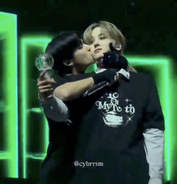 고양이가 강아지를 너무 사랑함