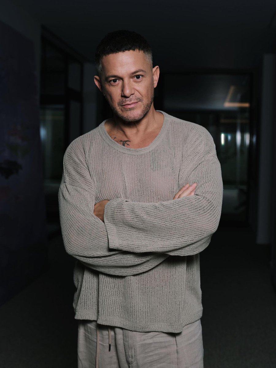 ¡Feliz cumpleaños @alejandrosanz! ✨

Un año más poniendo banda sonora a nuestras vidas. Gracias por tanta música y tanta verdad.
