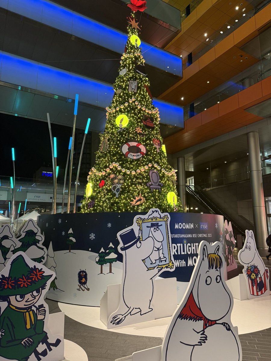 StichNao0525's tweet photo. 人類遺伝学会初日。無事に？終了。webでしかお話してなかった先生と対面でお話できたり、色々先生方とお話をさせていただき、濃い1日でした。明日明後日とブースにおります。ふらっと寄っていただけると嬉しいです。代表とアドバイザーはお泊まり、私は都内の自宅に帰宅中。二子玉川のツリーが綺麗！ https://t.co/voV8hNTQk1