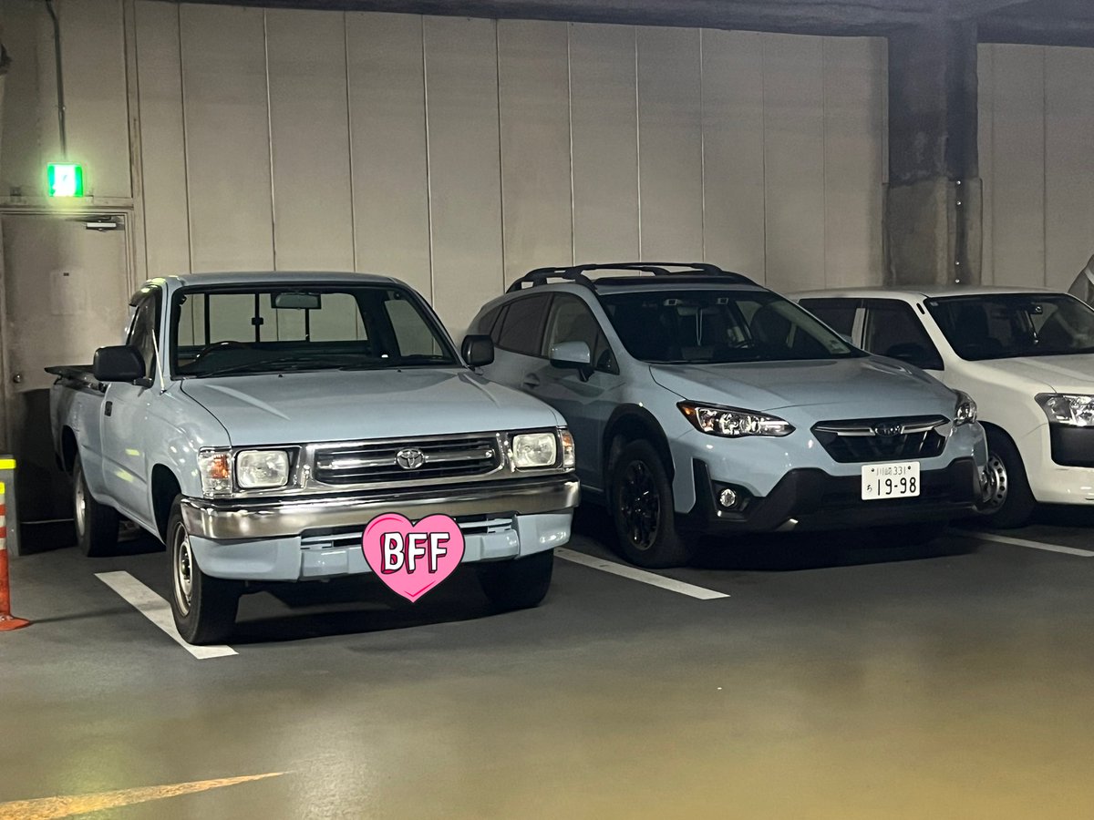 買い物済ませて駐車場戻って来たら全く同じ色(多分)のハイラックス止まってた笑
これcrosstrekの純正色使ったのかなあ？ｷﾆﾅﾙ