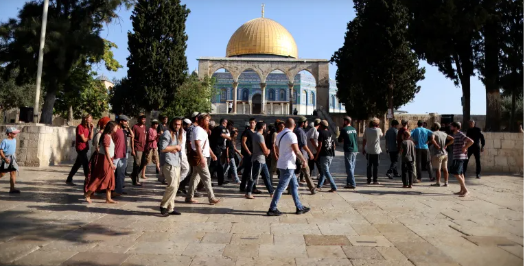 عشرات المستوطنين يقتحمون باحات المسجد الأقصى 