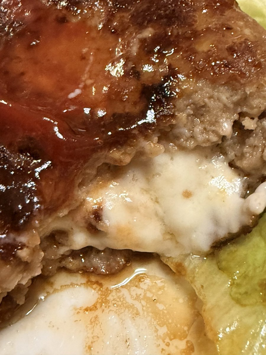 チーズinハンバーグんまぁ...☺️