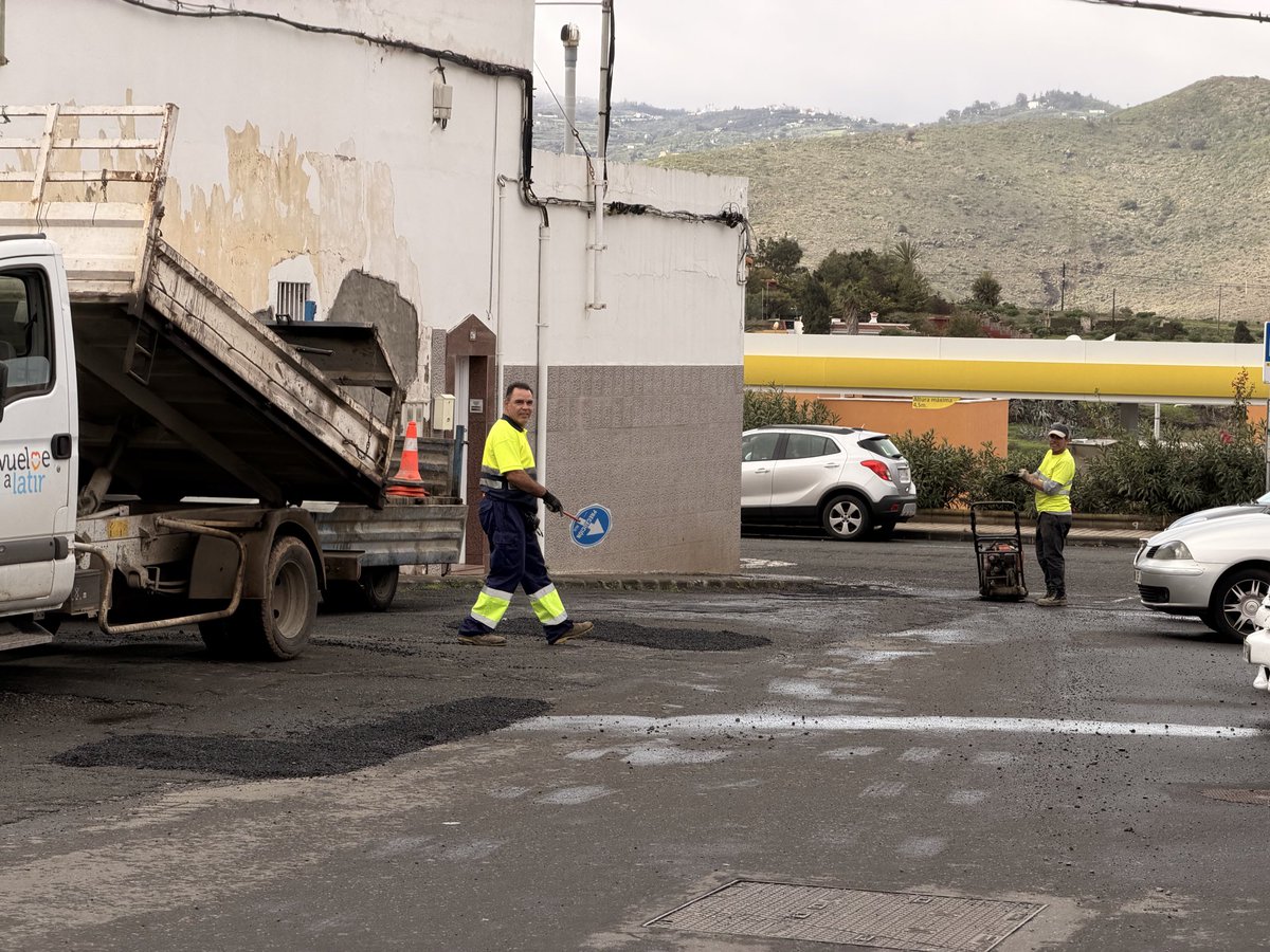 LO HEMOS CONSEGUIDO! Después de unas largas semanas denunciando por redes porque por “las vías oficiales” no nos hacían caso, hoy han “bacheado” una calle que tiene más de 19 años que no asfaltan y que no esta en licitación ni en el proyecto de las aceras. Pero algo es algo.