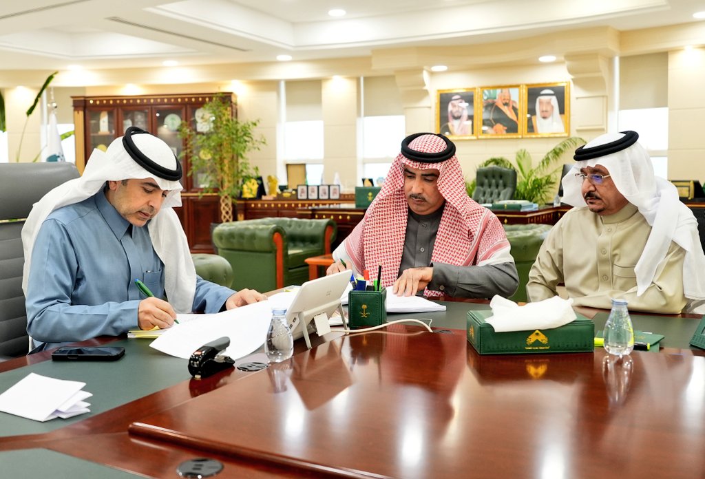 وقع أمين منطقة الحدود الشمالية المهندس هشام العوفي عقدي إنشاء طرق مع شركة الخليوي مثلها الرئيس التنفيذي المهندس منيع الخليوي يتضمن العقدين سفلتة مخططات المنح للأراضي الحكومية في حيي الضاحية والروابي مما يسهم في تطوير البنية التحتية وتحسين جودة الحياة للمواطنين