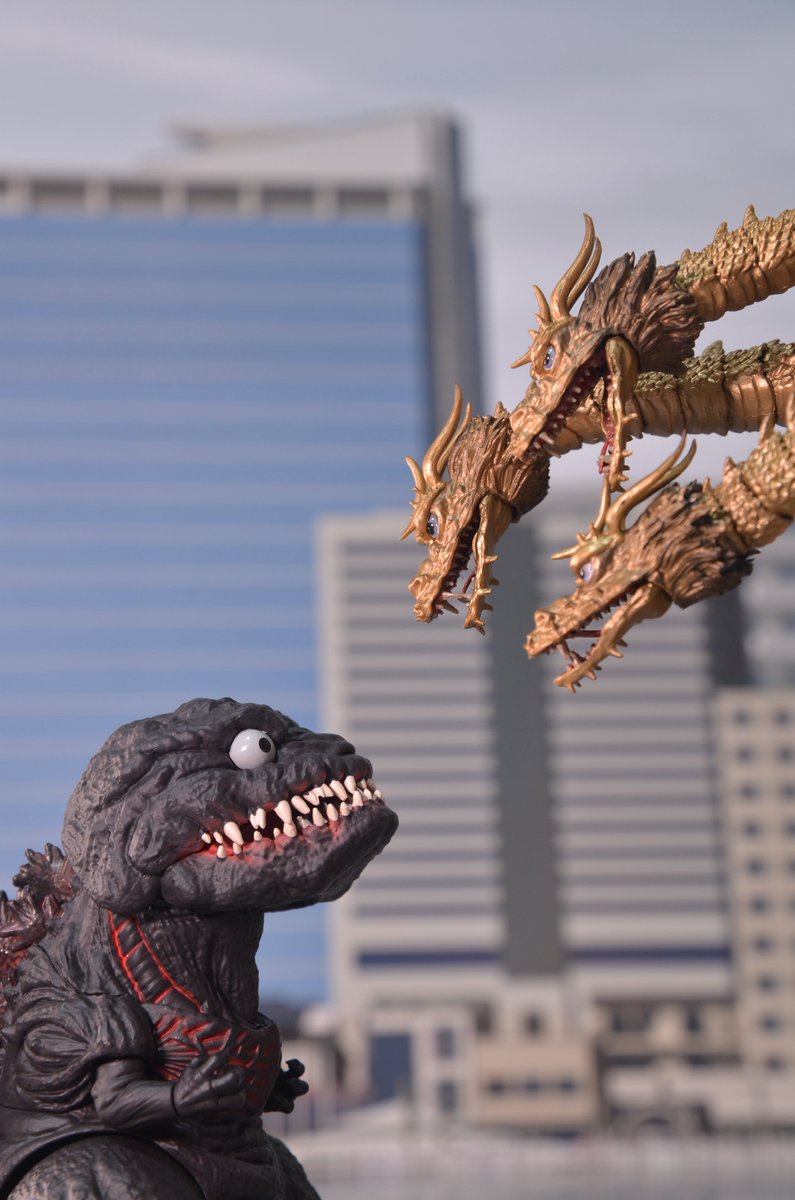 #夜のフィギュア撮影会
#そよ風劇場 
12/18　お題   『フリー』

対峙

--鎌倉くん&amp;ギドラ--