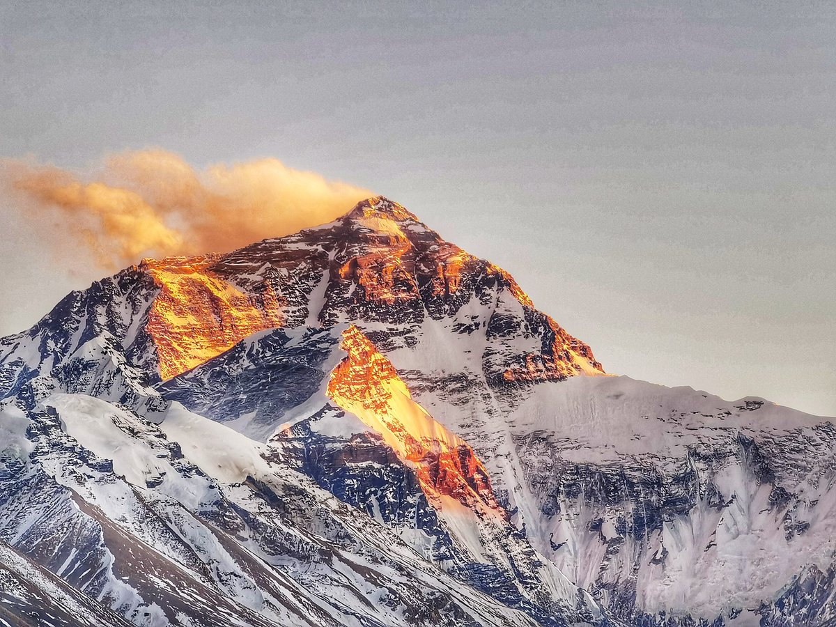 degewa's tweet image. 一位陌生的族人发给我这两张照片，说是他前几天去珠峰大本营时拍的。我回复他拍出了我曾见过的珠穆朗玛独具的金色雪狮之相。

#tibet