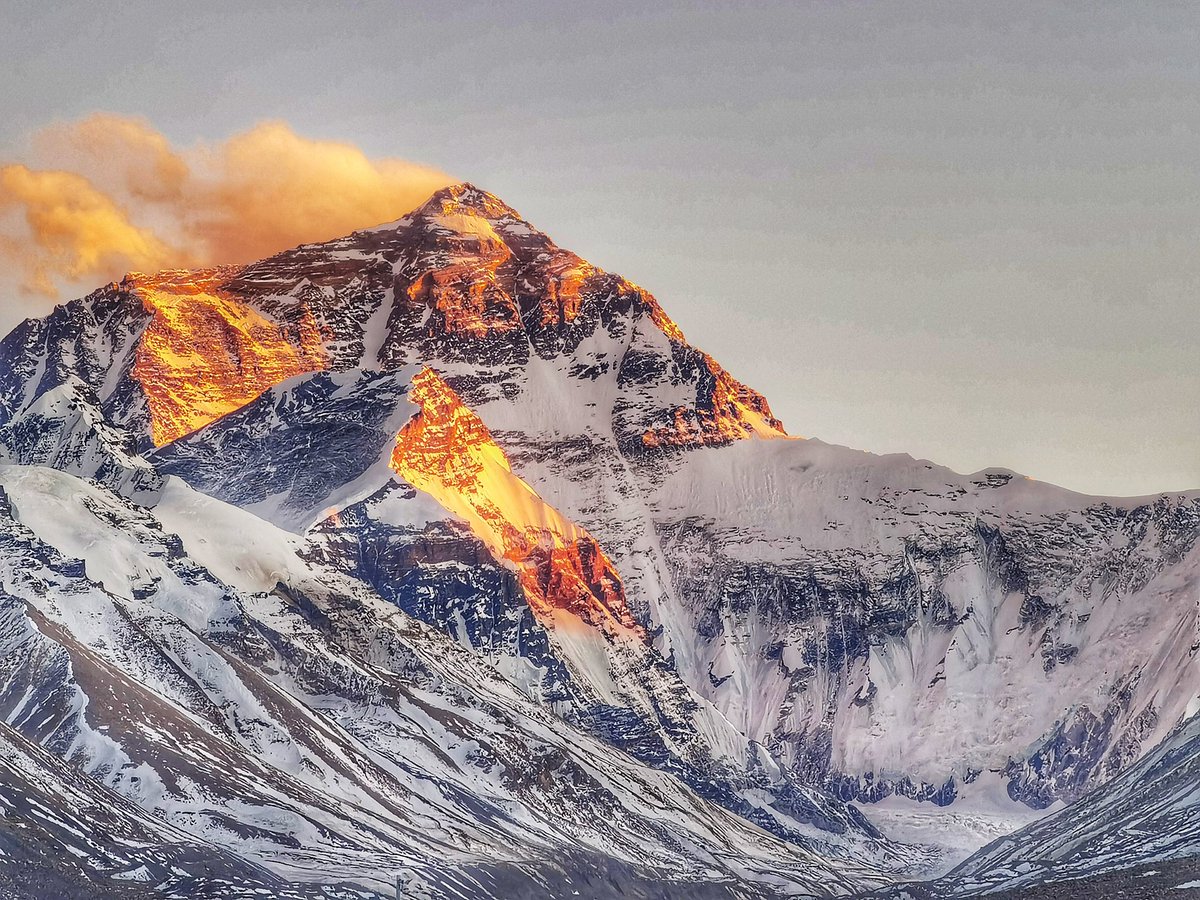 degewa's tweet image. 一位陌生的族人发给我这两张照片，说是他前几天去珠峰大本营时拍的。我回复他拍出了我曾见过的珠穆朗玛独具的金色雪狮之相。

#tibet