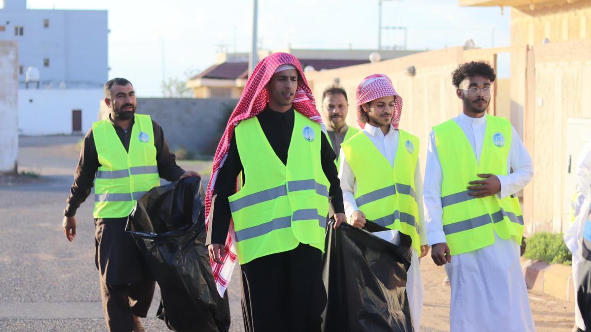الملتقى الشبابي الثالث بحي الصمد يشار ك أبناءالحي بفرصة تطوعية بعنوان ( نظافة حيك دليل وعيك ) مع الشريك الرئيس (بلدية محافظةبدر ) حيث قام مجموعة من أبناء الحي في نظافة حيهم مع عمال بلدية المحافظة وإيصال رسالة نظافة الحي مسؤولية الجميع.