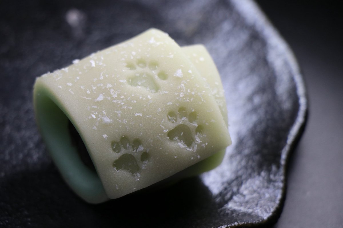 ねりきり製「あしあと」

雪に残る足跡みたいに
派手じゃなくてもいい。

ちゃんと
歩いてきた証があればいい。

新年まで、あと少し。
今年のあなたの「あしあと」は
どんな形でしたか。

RTで
今年を走りきってる誰かへ。

#長盛堂