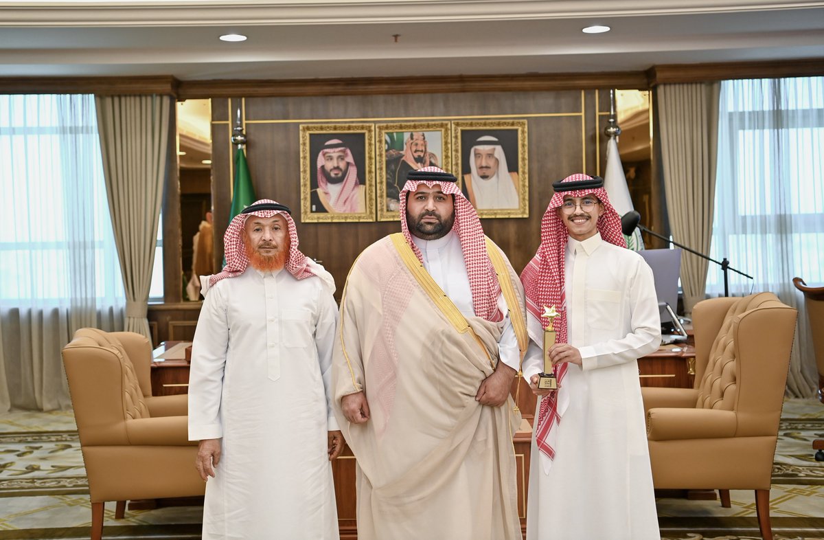 سمو أمير منطقة جازان
#محمد_بن_عبدالعزيز
يستقبل الطالب إبراهيم بقاشي، بمناسبة تحقيقه المركز الأول عن فيلمه "هذه جازان" في فئة أفضل فيلم بالذكاء الاصطناعي، وذلك ضمن فعاليات النسخة الثالثة من مهرجان الأفلام السينمائية الطلابية.