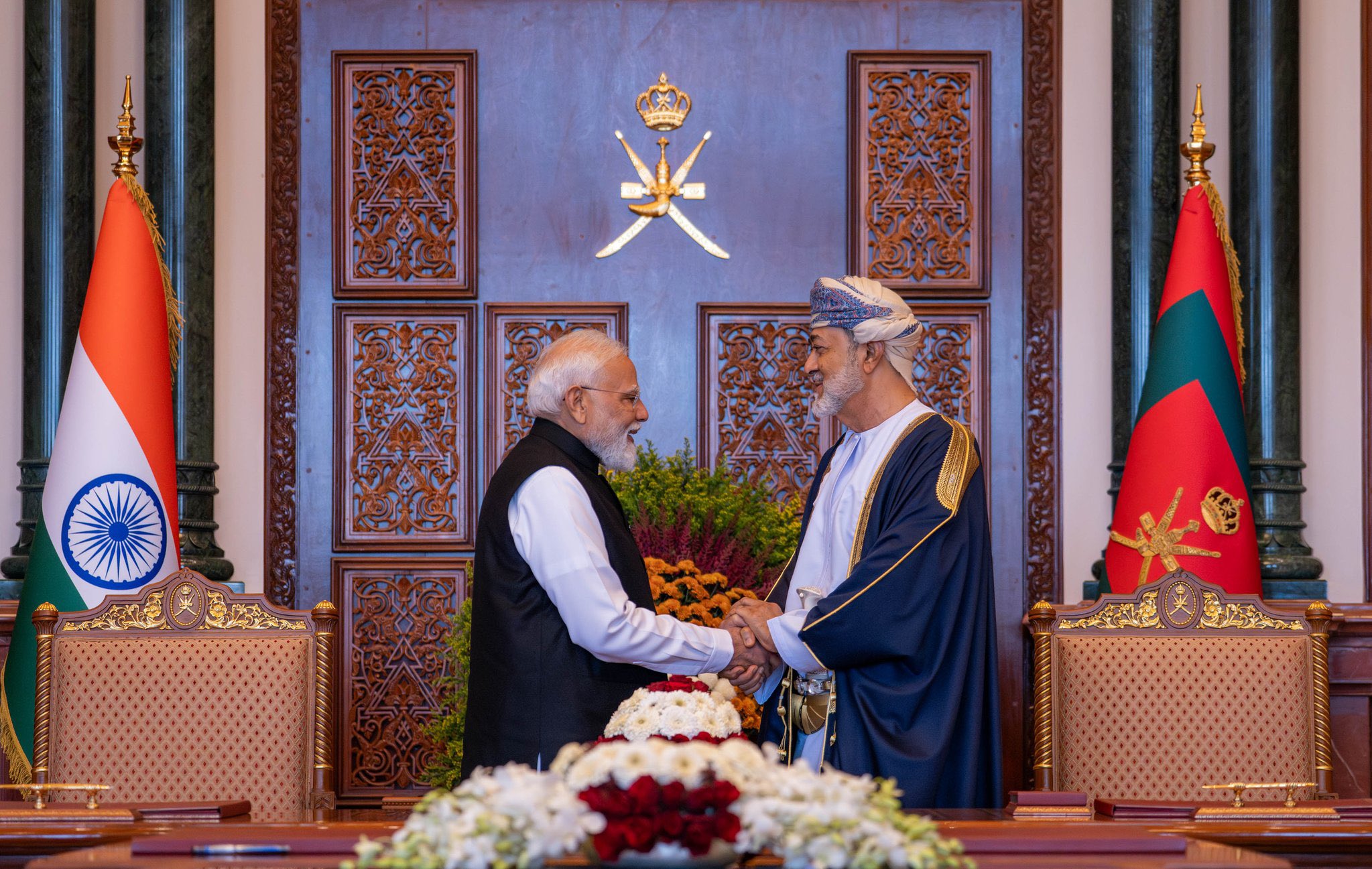 جلالةُ السُّلطان المُعظّم /حفظهُ اللهُ ورعاهُ/ ودولة رئيس وزراء جمهورية الهند يشهدان بقصر البركة العامر توقيع اتفاقية الشراكة الاقتصادية الشاملة بين سلطنة عُمان و جمهورية الهند؛ بهدف تعزيز التعاون التجاري والاستثماري، وتيسير حركة السلع والخدمات، إضافةً إلى توسيع آفاق التعاون في مجالات حيوية تشمل الطاقة والتكنولوجيا، والصناعات التحويلية 