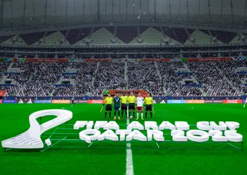 تأخر انطلاق الشوط الثاني بين السعودية والإمارات بسبب الأمطار الغزيزة. حكم اللقاء طلب من اللاعبين الخروج من أرضية الميدان حتى تهدأ الأمطار #كأس_العرب2025 