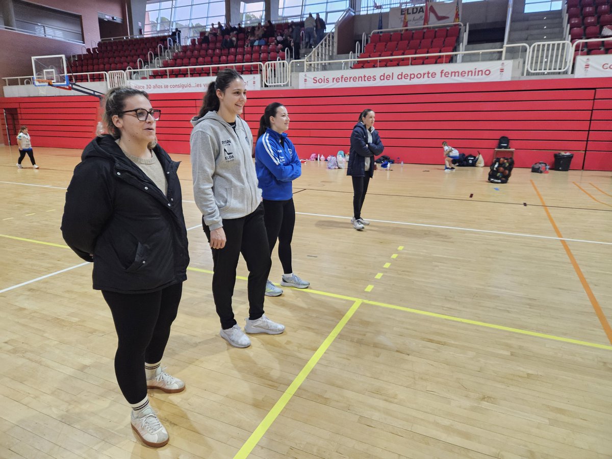 elda_prestigio's tweet photo. 📢 “AMADRINA PRESTIGIO”🔵🤍 #InfantilAzul

🤾 Esta tarde las chicas del primer equipo, AITANA PASTOR, EMI HEILMANN Y GRACI DUQUE han estado en el entrenamiento con las chicas del Infantil Azul que dirige ALBA MANZANO.

#AmadrinaPrestigio

 @Fbmcv @IberdrolaDHF  @RFEBalonmano https://t.co/gxzi5YoayL