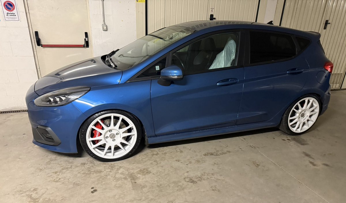 Ringraziamo il nostro cliente Emanuele da Forli Cesena per averci inviato la foto della sua Ford Fiesta ST MK8 equipaggiata con ruote EVO Corse Sanremo Corse 8x18 ET39 4x108 finitura Bianco con tappi coprimozzo .
Per informazioni o prenotazioni 📨evospeedamg@gmail.com

#evocorse