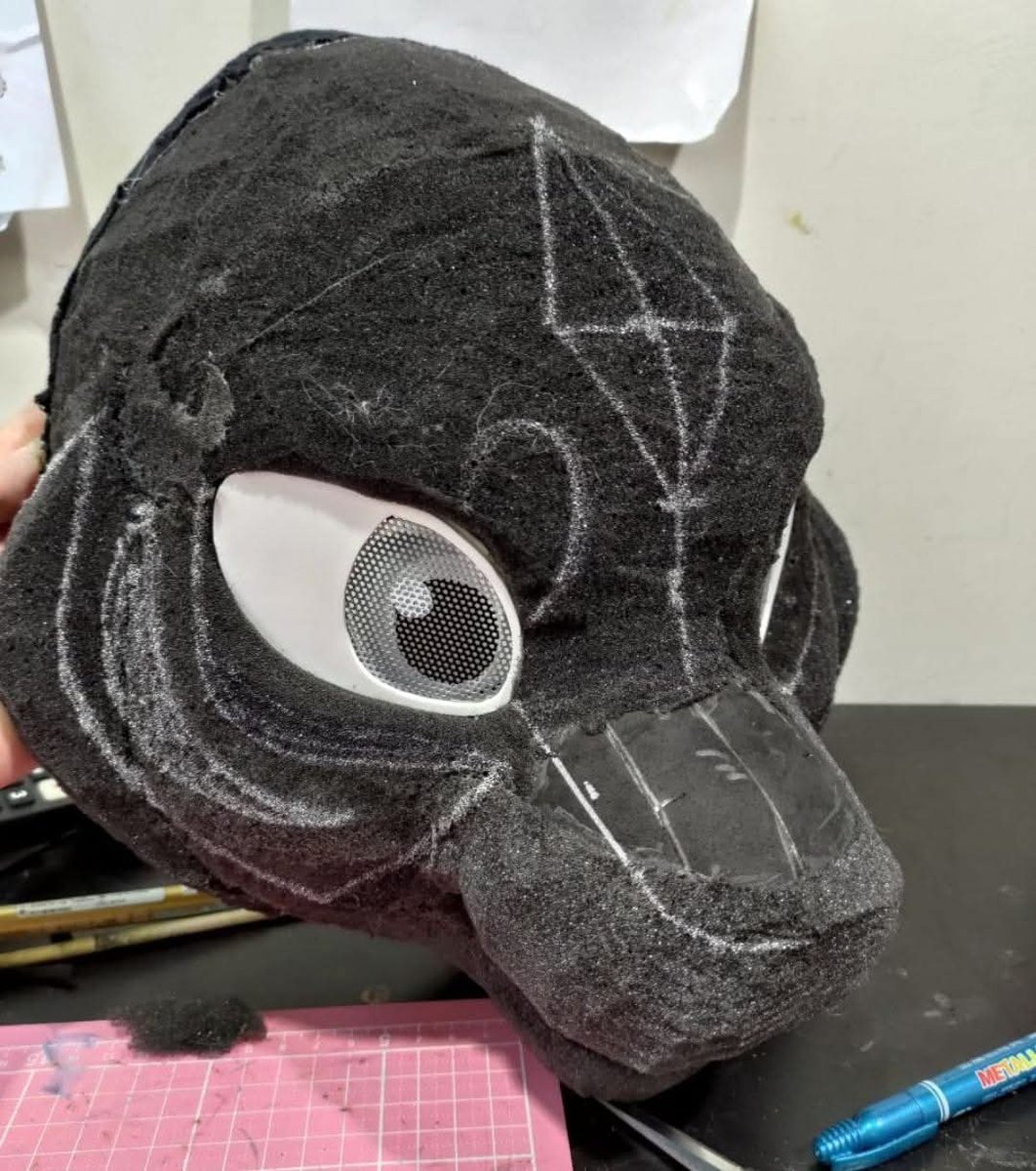 DragonX2space's tweet image. #Fursuit #Maker #sabertoothtiger
［製作品分享］-起司虎

近期在整理照片，看到一些起司虎的製作過程照，與大家一起分享
基底為EVA，加上海綿輔助雕塑。
最後一張吐舌頭，好可愛💖