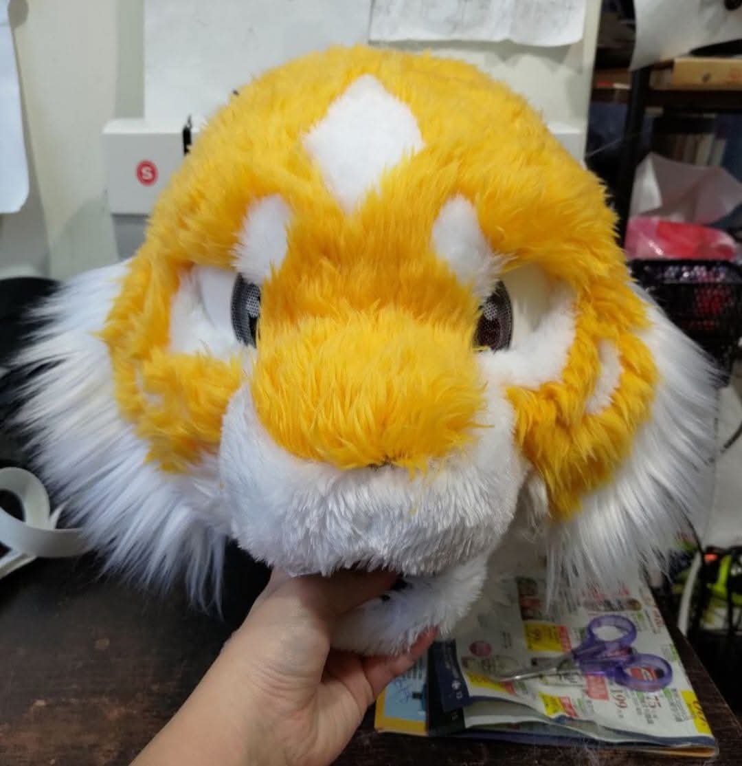 DragonX2space's tweet image. #Fursuit #Maker #sabertoothtiger
［製作品分享］-起司虎

近期在整理照片，看到一些起司虎的製作過程照，與大家一起分享
基底為EVA，加上海綿輔助雕塑。
最後一張吐舌頭，好可愛💖