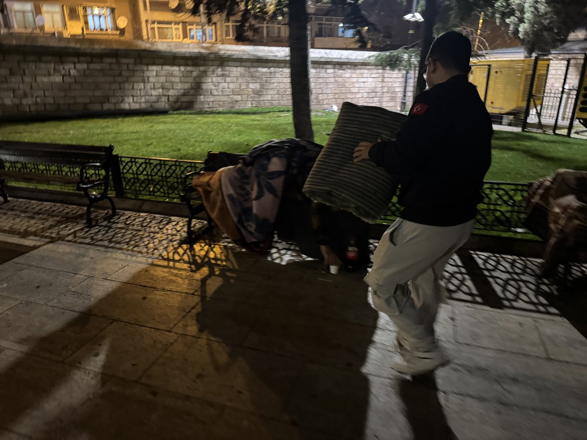 İl Başkanımız Sn. M. Safa OCAK ve İl Başkan Yardımcılarımız ile birlikte Fatih’imizde bulunan evsizleri ziyaret edip ikramda bulunduk.

“Güçlü toplum kimseyi geride bırakmamaktan geçer.”