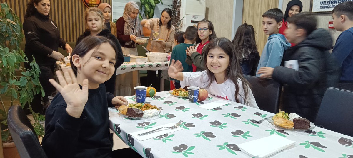 🌱 Toprağın Bereketi, Yerlinin Gücü 🌱

Akıl zeka kursu öğrencilerimizle birlikte Yerli Malı Haftası kapsamında; mevsiminde yetişen meyveler ve kendi üretimimiz olan doğal yiyeceklerle anlamlı bir etkinlik gerçekleştirdik.