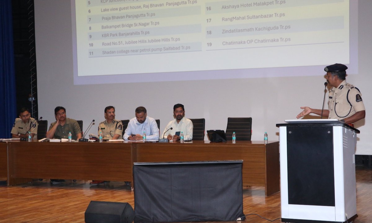 newsagehyd's tweet photo. Police Commissioner V.C. Sajjanar chaired a Hyderabad traffic coordination meeting at TG-ICCC, focusing on congestion, monsoon waterlogging, parking and public safety measures.
#HyderabadTraffic #TGICCC #PublicSafety
https://t.co/QIUUwfhpQT https://t.co/5MhiTB26vA
