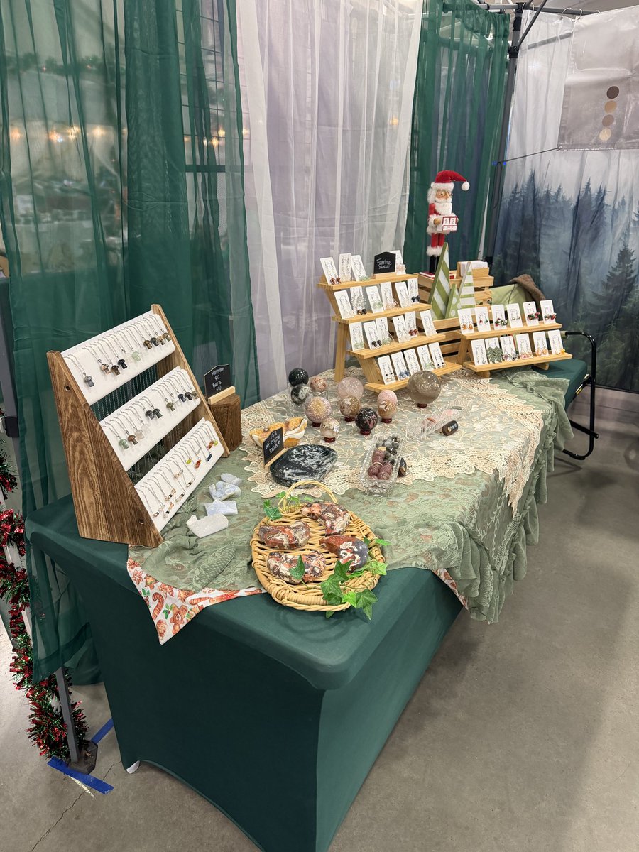 foggecrystals's tweet photo. most recent booth set up 🌲✨ https://t.co/PrHMn2LGJK