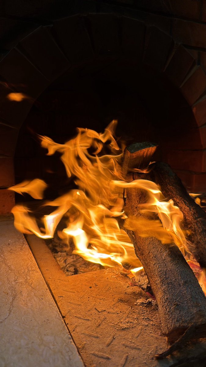 مثل شغمومً .. على خدمة الخوّه ولوف
يتغانم شبّة النار ! .. قدام ( أخوياه )

و كن سبيره حبّة الخال في عاتق هنوف
لا لقت خطوا عشيرً .. تبيّن له غلاه

_ سعد بن جدلان