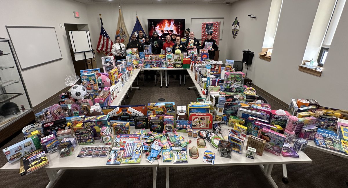 SouthOrangePD's tweet image. The South Orange Police Dept. &amp;amp; PBA Local #12 thank our residents and local business owners for their generous support of our annual toy drive.

Special thanks to @Target in Vauxhall, NJ—thanks to an extended discount!!!

Community support makes a powerful difference. 🎁✨