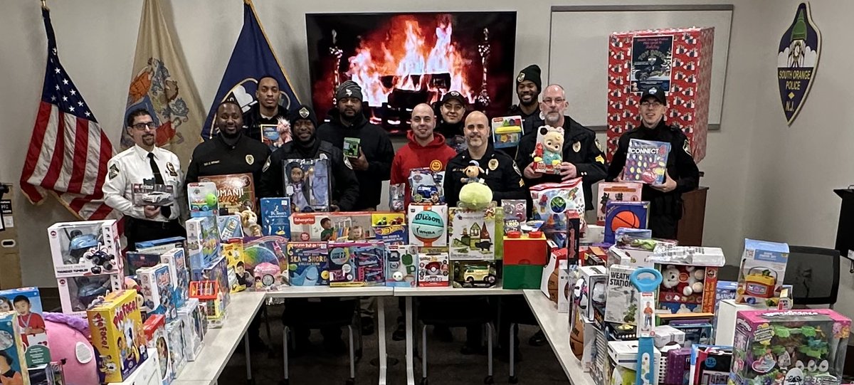 SouthOrangePD's tweet image. The South Orange Police Dept. &amp;amp; PBA Local #12 thank our residents and local business owners for their generous support of our annual toy drive.

Special thanks to @Target in Vauxhall, NJ—thanks to an extended discount!!!

Community support makes a powerful difference. 🎁✨