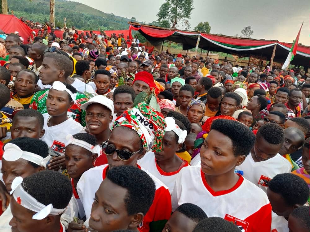 CnddFddButanyer's tweet photo. 18/12/2025 Umunyamabanga wa 
@CnddFdd mu ntara ya #Butanyerera #FerdinandHAbimana yifadikanije n'Abagumyabanga ba zone #Bugina komine #Kiremba mu birori vyo kwigina #Intsinzi no kurimbura aho bagejeje ibikorwa vyiterambere.
@R_Ndikuriyo
@GeneralNeva 
 
@GeneralNeva
 
@sinrenovat https://t.co/weLjlBvlMN