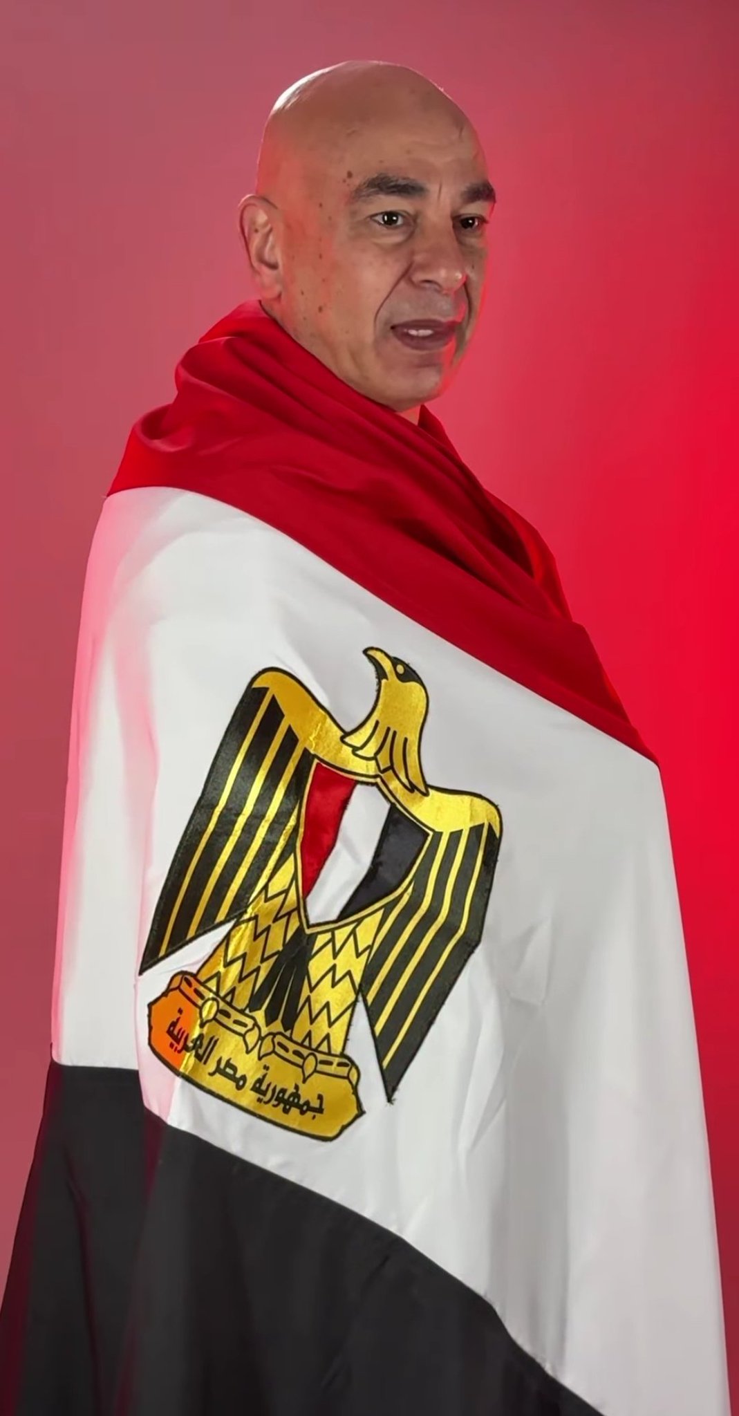 حسام حسن مدرب الفراعنة يكتسي بعلم مصر 