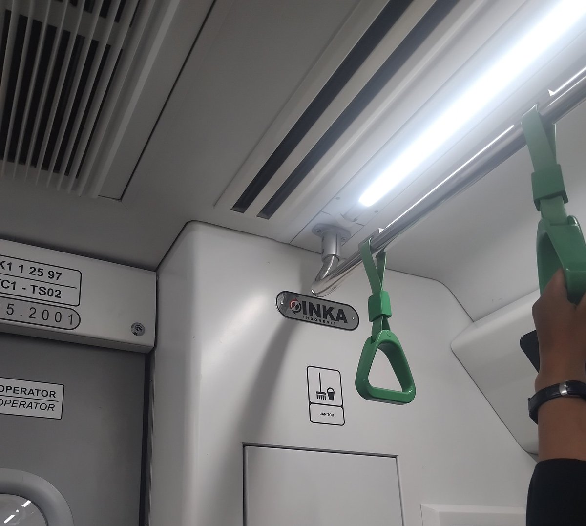 _harrymaw's tweet photo. Buset gue menaiki kereta buatan anak bangsa https://t.co/jTTPVL4vD5