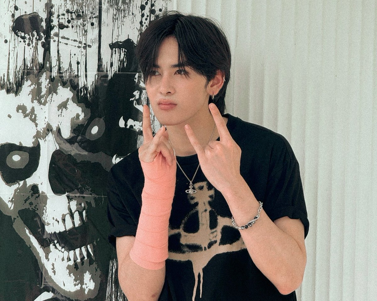 svtxzta's tweet photo. 'cause you're my home. 🏡❤️

#seventeen #xiaozhan #santapp https://t.co/LfDtdpcYDb