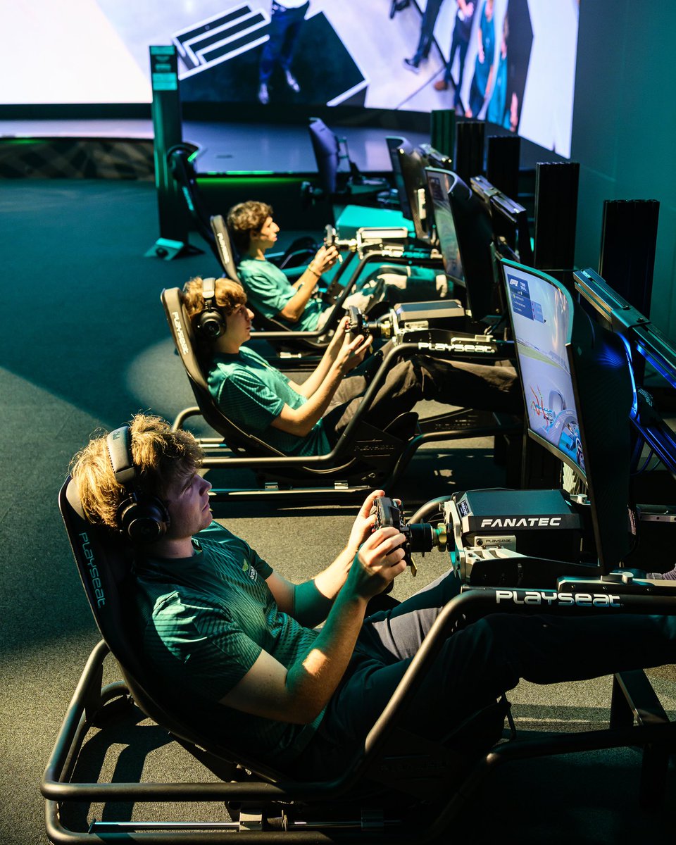 Santa’s sleigh has nothing on our setups. 🎄

Are there any sim-racing items on your Christmas list this year?